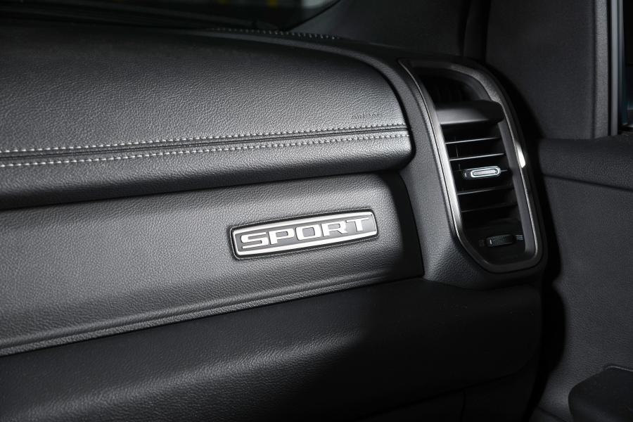 Детали интерьера Ram 1500 Sport Crew Cab (DT) 2018 года  (CA) (фото 19 из 40)